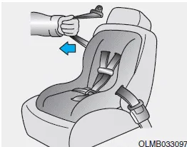 Hyundai Accent pulling shoulder belt fully out to engage automatic locking mode for child restraint installation